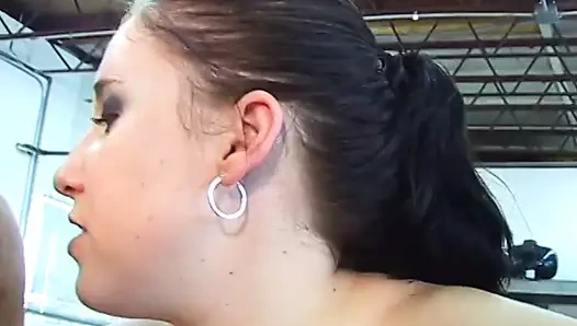 Ateşli dövmeli rock kaltaklar takma yaraklı adamla sikişiyor