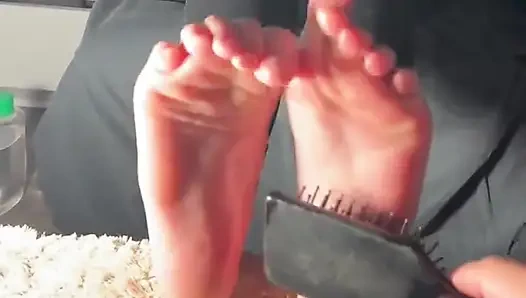 Saç fırçasıyla gıdıklıyor