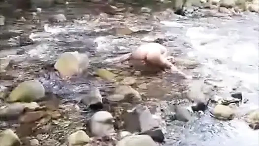 Arkadaşım da nehirde oynarken bana küçük bir klip kaydetti