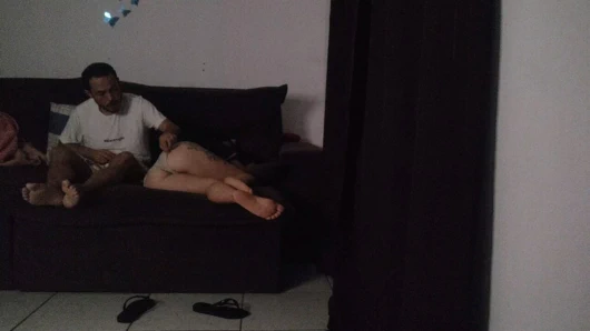 Üvey anne kanepeyi üvey oğluyla paylaşıyor