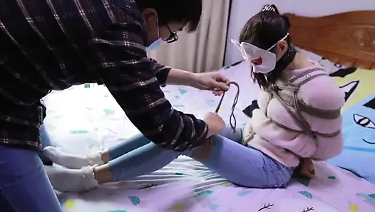 Hui13 - the Constraint of Skinny Jeans and White Socks