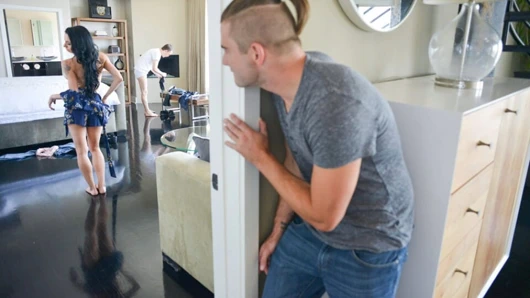 Aile vuruşları - azgın genç seksi büyük memeli teyze sert sikişiyor ve onun cum besliyor