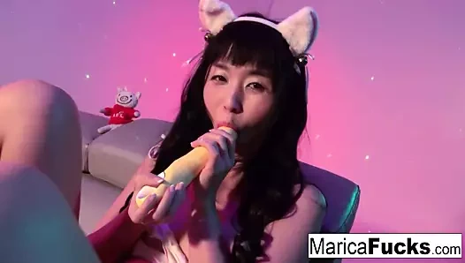 Marica hase, kullanması için seks oyuncaklarından oluşan bir hediye kutusu alır!