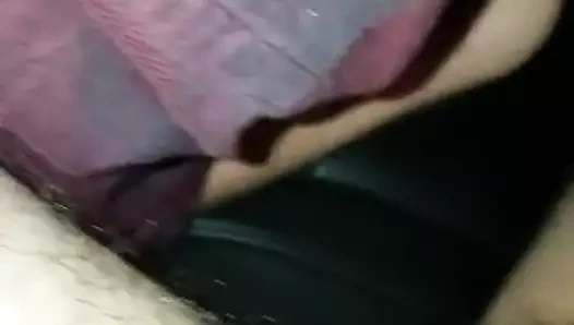 Bir arabada yabancının sikini emmek