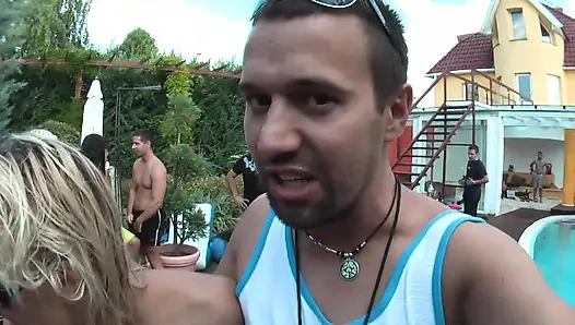 Sarışınlarla Vahşi Havuz Partisi Grup Seks Partisi Büyük Yarak Emiyor