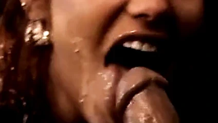 Adam büyük, büyük bir cumload vuruyor