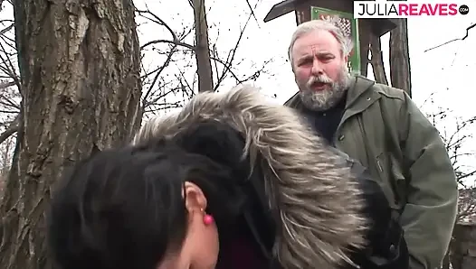 Azgın hatun patikanın yanında sert sikişiyor