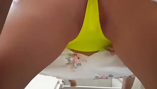 Eteğimin altında seksi vücut