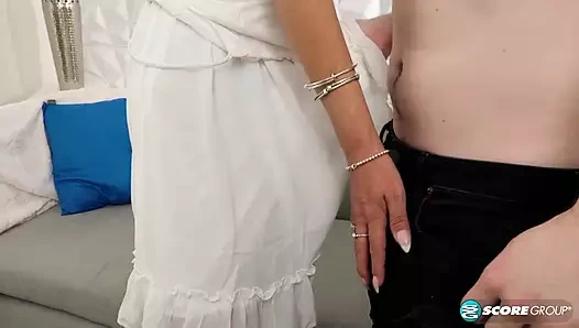 Büyük memeli orta yaşlı seksi kadın Lexi Stone genç bir adama hayatının sikini veriyor