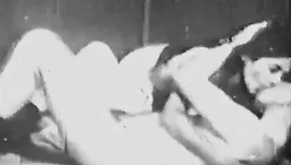 Sıcak kedi yeme esmerler ve bir adam (1930'larda vintage)