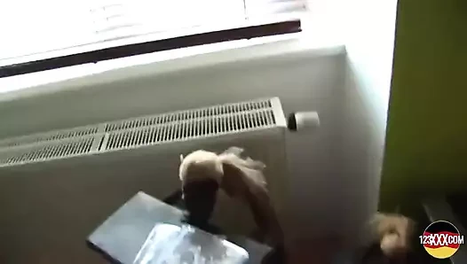 Onu aldatırken yakaladı ama izlemek için kaldı