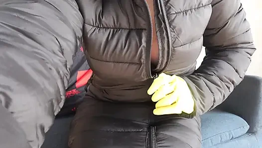 Üvey kız kardeşim sarı bulaşık eldivenleri giyen ıssız bir yerde