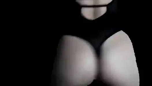 hermosa modelando bikini