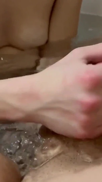 Захватывающий момент из "Я даю ей маленький сюрприз, принимая ванну"