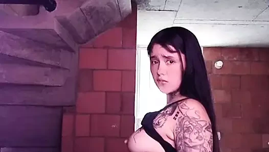 Yakın zamanda ameliyat edildi, boşalana kadar otostop çekiyor