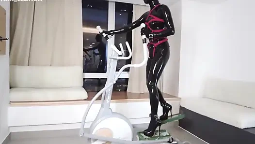 Mz27 - lateksle bağlı bir kız koşu bandında yürüyor