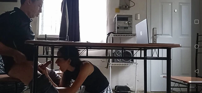 Üvey anne üvey oğlunu okulda tutmak için öğretmenin yarağını yutuyor - vay canına sapık.