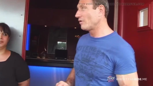 Çıplak çiftler ve direk dansı ile vahşi eş değiştirme kulübü gecesi