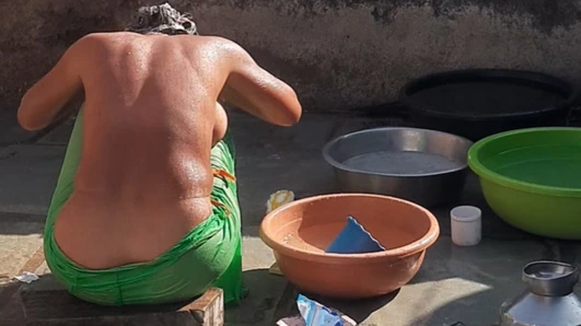 Köy Desi Banyo Üvey Kız Kardeşi desi banyo inşa ediyor