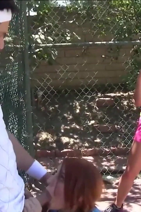 İki erkek arkadaş - azgın tenis koçu öğrencilerinin mini eteklerini kaldırıyor ve ıslak amcıklarını sahada sikiyor