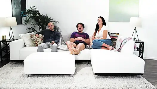 Annenin oğlu aldatan üvey anne Reagan Foxx neredeyse üvey oğluna sakso çekerken yakalanıyordu!