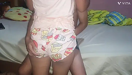 Estaba solita en su habitacion y aproveche para meterme