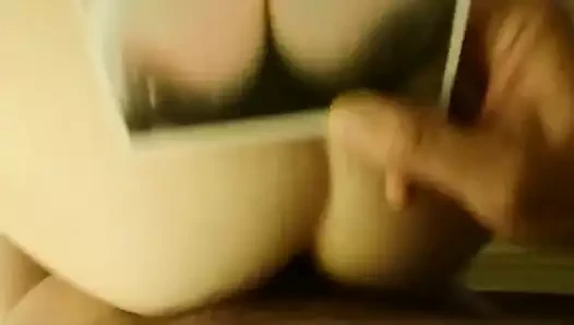 Sikişen karısı başka bir kadının göğüslerini gösterirken