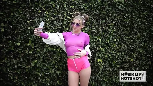 Sevimli sarışın genç Tiffany Watson tüm delikleri hookup hotshot tarafından sert sikiliyor