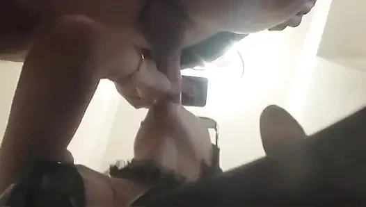 Diz çökmüş MILF ağzında sperm ile oral seks yapıyor