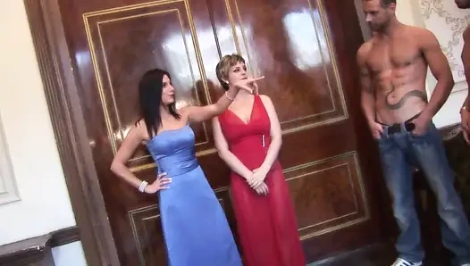 Büyük yarak Asyalı dövmeli adam yarak üzerinde büyük memeli sarışını seviyor