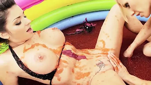 Bikinili lezbiyen Pool_scene_2_lesbian orta yaşlı seksi çift jöle havuzunun tadını çıkarıyor