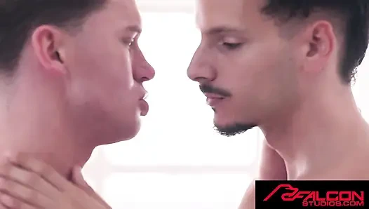 FALCON STUDIOS - Fabio Stallion büyük şişkinliği açıyor ve Dean Hard'ı prezervatifsiz sikiyor