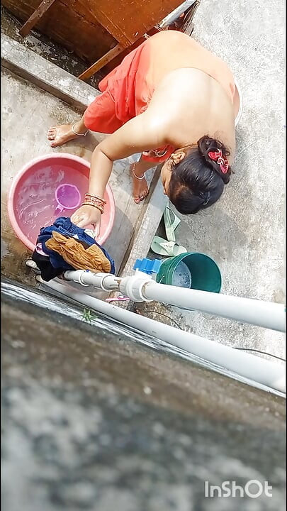 Hintli kadın banyo videosu