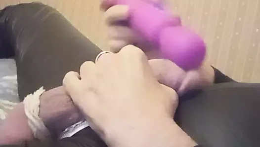 Mellissa küçük klitorisiyle oynuyor ve yeni kedi kıyafetine fışkırtıyor