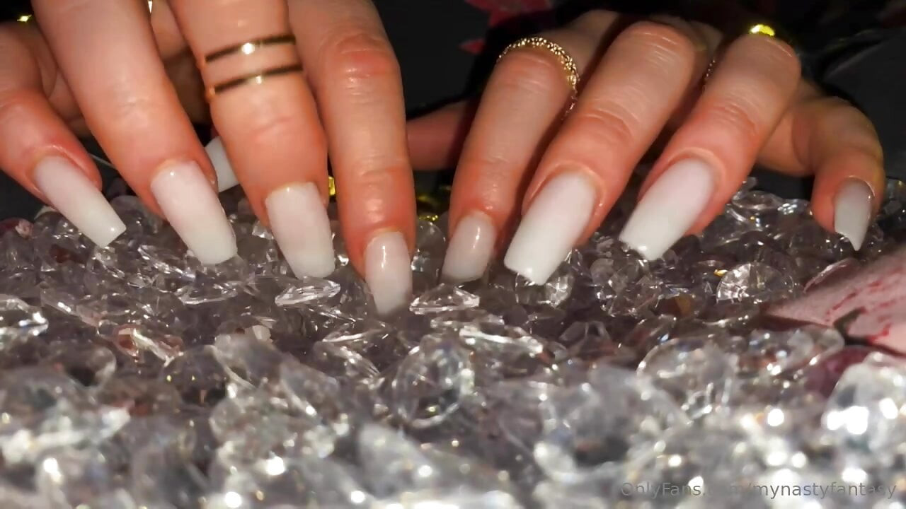 Uzun tırnaklar asmr elmaslarla oynuyor