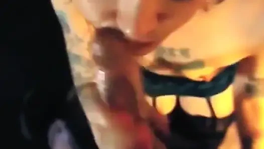 Dövmeli gıdıklıyor mike'ın gırtlağına kadar alıyor