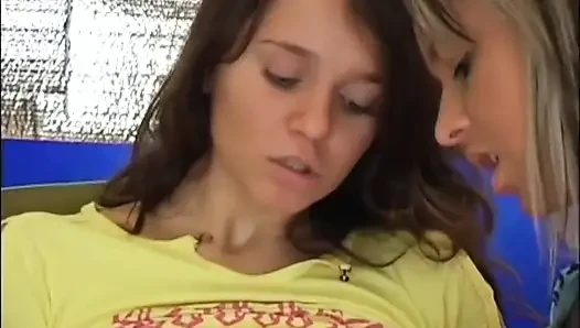 Lezbiyen arkadaşlar salatalık ile oynuyor