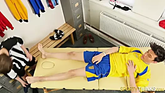 masaj twink alır horoz çekiştirdi içinde soyunma odası