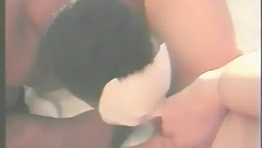 Beyaz süper kahraman maskeli kaslı yabancı alışveriş merkezinin otoparkında zenci piliçle