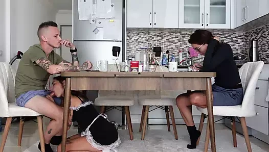 Karısının önünde kahyayı becerdi! çok sıcak sürtük!