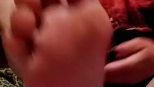 Ayaklarıma losyon sürüyorum