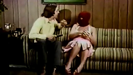 Sahte holmes kedi isyanını bastırıyor