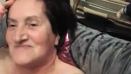 Kısa saçlı Alman bayan amını sert bir penisle parçalatıyor