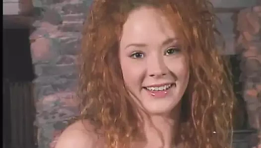 Kızıl saçlı kız arkadaşının horoz ile oynamayı seviyor