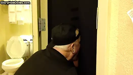 Gerçek olgun duvar deliği sevgilisi ev yapımı saksoda yarak emiyor