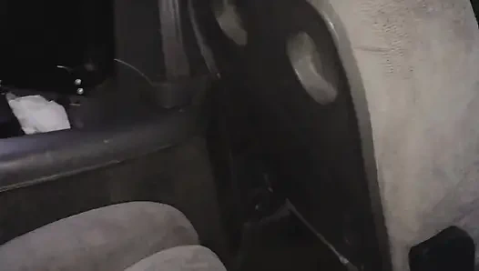 Водитель автобуса трахнул волосатую киску девушки, пока никто не был в автобусе, и дал ее хуй пососать