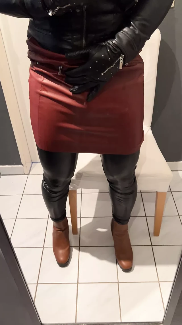 Кроссдрессер-сисси в кожаном наряде