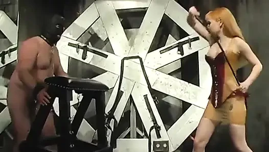 İki dominatrix şişman bir köleyi kırbaçlayıp şaplak atarak kendilerini eğlendiriyor