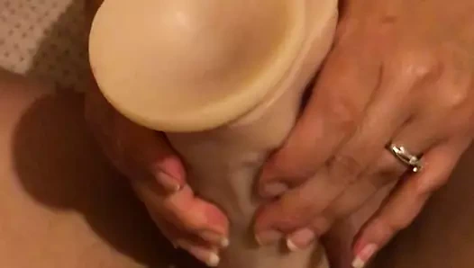 Tombul latin yapay penis (izlerken ve yardım ederken o oynar)