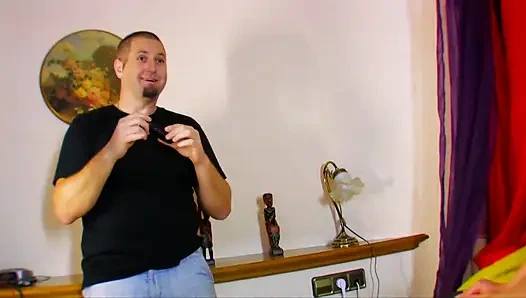 Karşı konulmaz ve edepsiz orta yaşlı seksi kadın götten sikiliyor ve sikiliyor